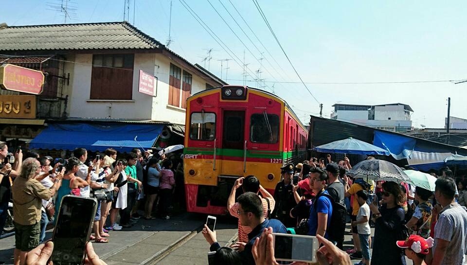 メークロン線路市場（傘畳み市場）ご到着